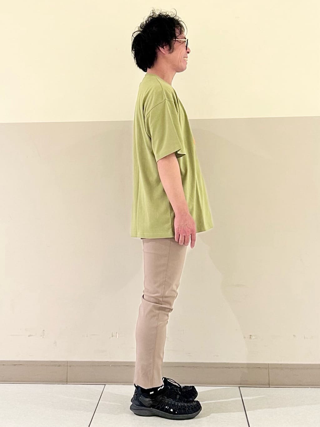 KENJI Iさんの「THE SHOP TK｜プレミアムスキニーパンツ ストレッチ+ 接触冷感／洗濯機OK」を使ったコーディネート