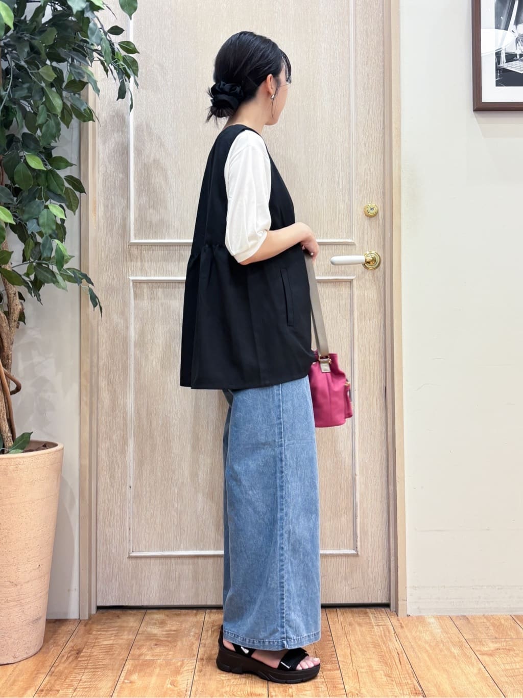 なみさんの「SHOO･LA･RUE｜【セットアップ可】さらりと軽やかに ダブルジップ麻調ジレ」を使ったコーディネート