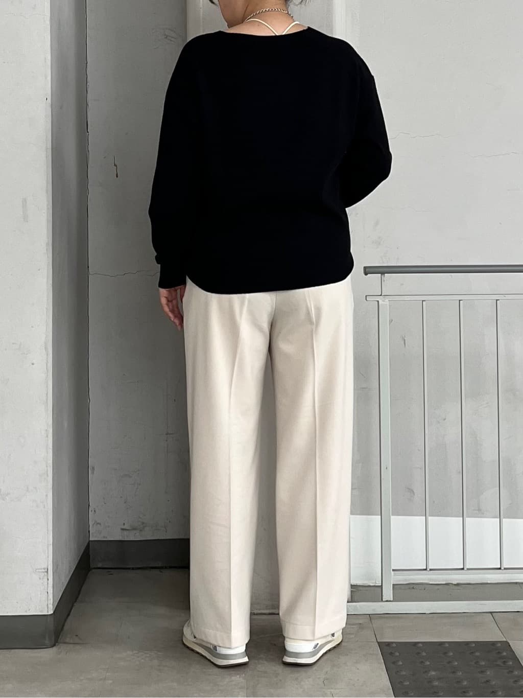 aiさんの「THE SHOP TK｜【すっきりシルエットが叶う】大人のためのVネックニット/毛玉になりにくい/静電気防止/洗濯機OK」を使ったコーディネート