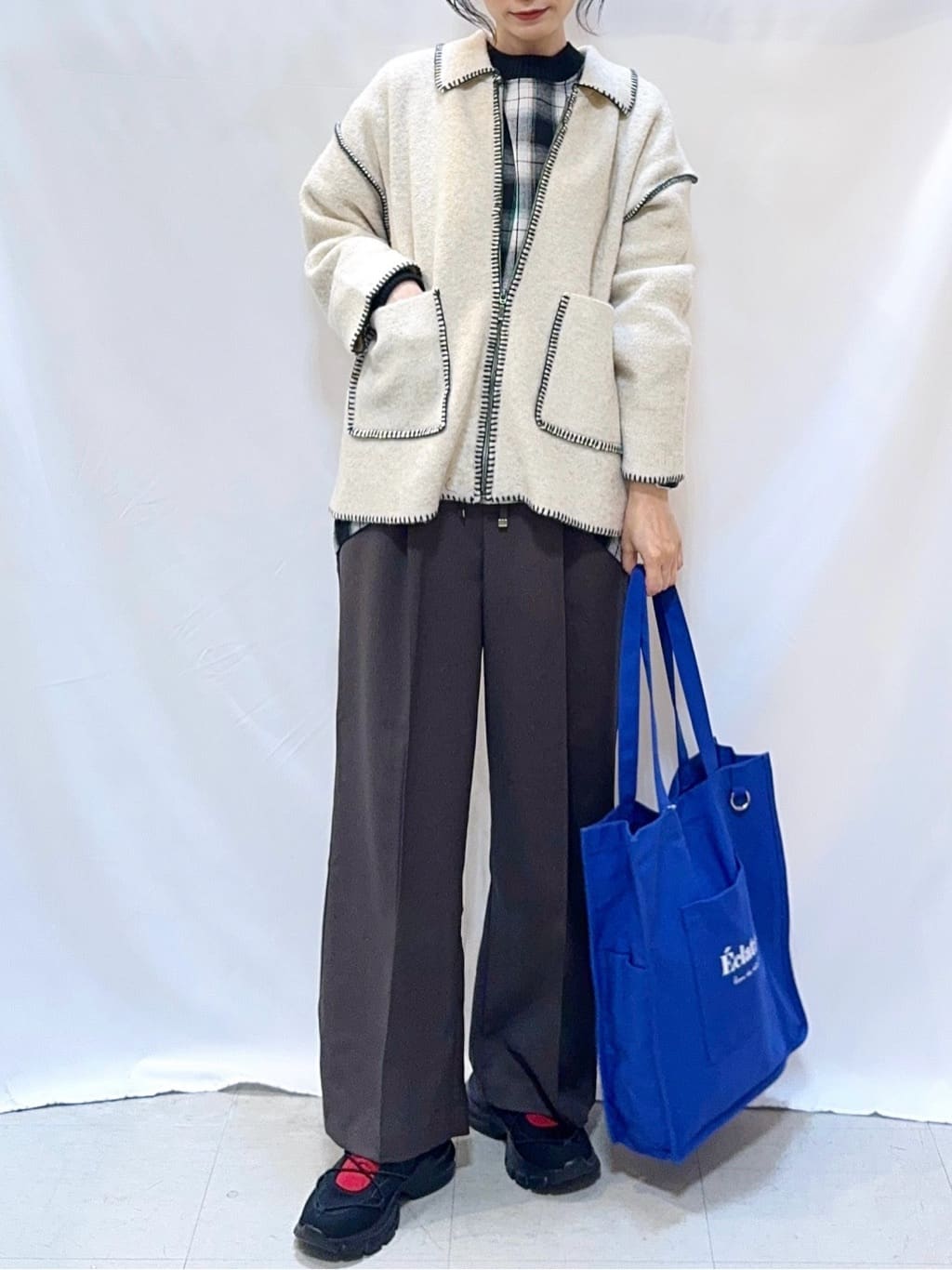 𝐇𝐢𝐫𝐨𝐦𝐢さんの「SHOO･LA･RUE｜配色ステッチがポイント 襟付きジップニットカーディガン」を使ったコーディネート