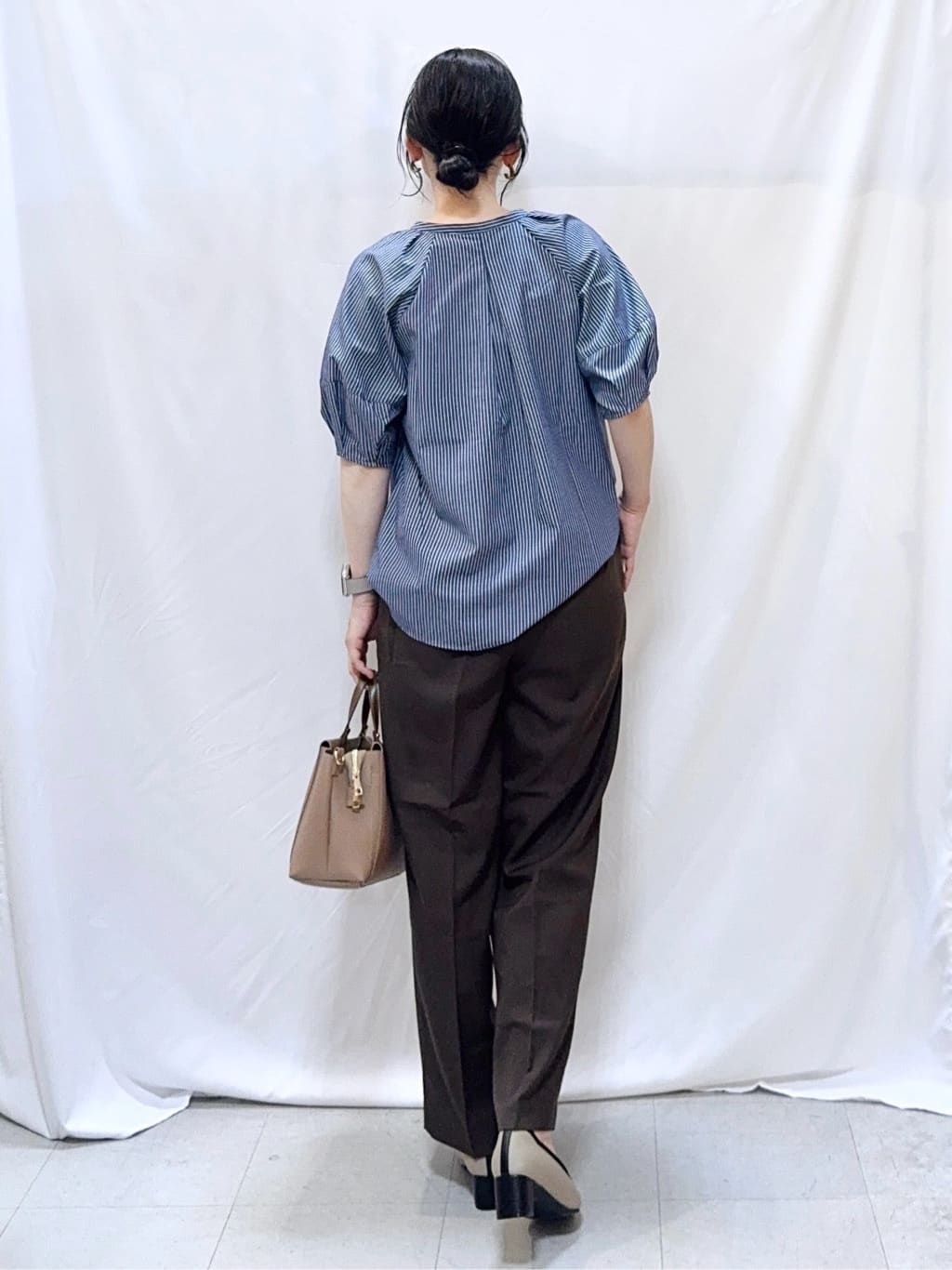 𝐇𝐢𝐫𝐨𝐦𝐢さんの「SHOO･LA･RUE｜【S-LL/洗濯後しわになりにくい】ランタンスリーブで女性らしく 5分袖スキッパーブラウス」を使ったコーディネート