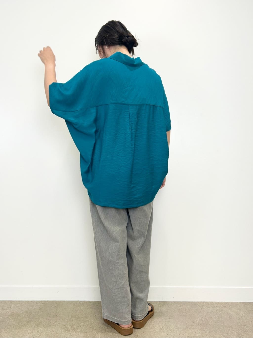 shinoさんの「SHOO･LA･RUE｜【洗える/S-LL/5分袖】1枚でも羽織としても。さらさらドレープシャツ」を使ったコーディネート