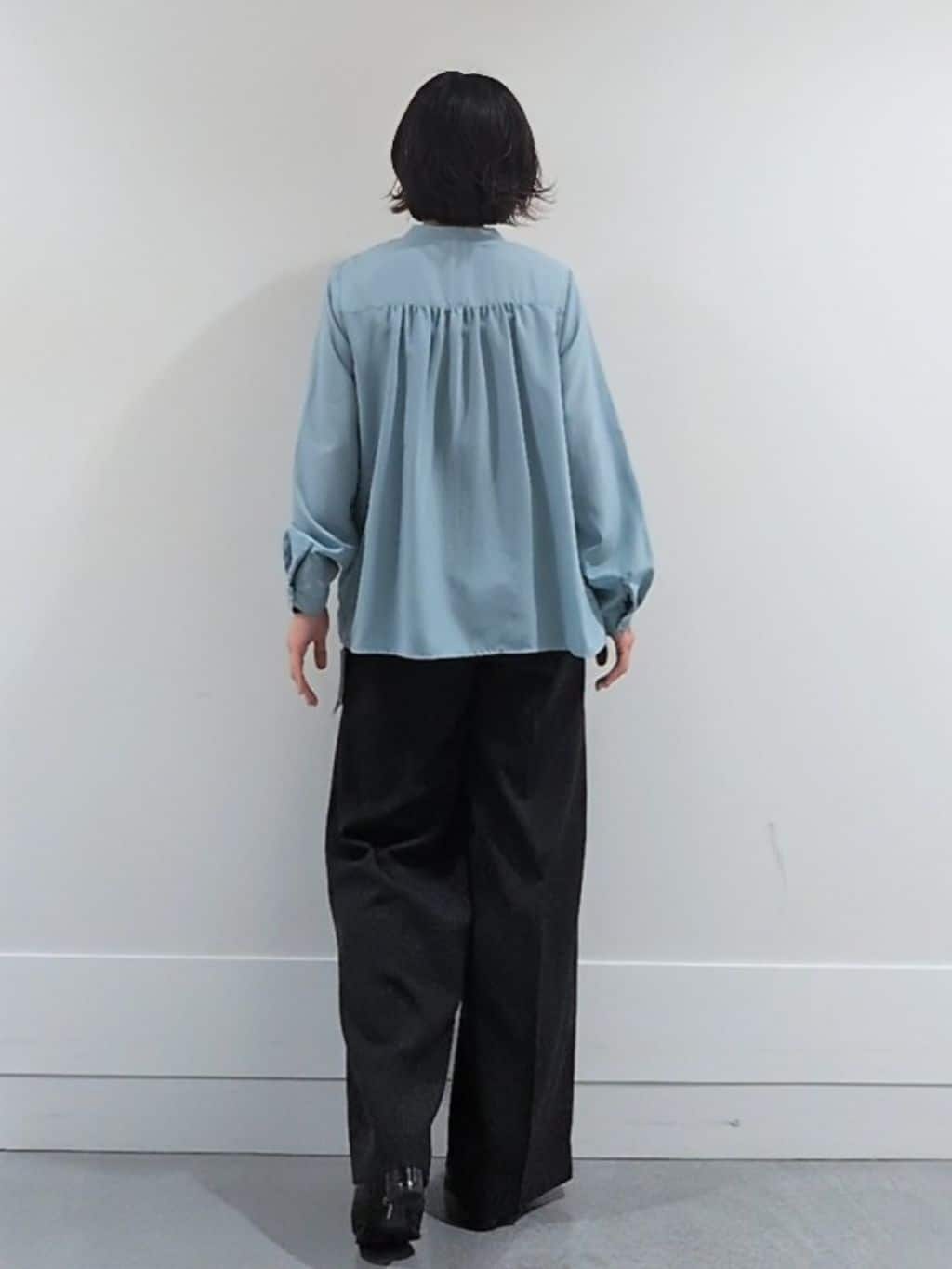 ミズタさんの「UNTITLED｜【1枚で着映え/オンオフ着回し】フリルサテンブラウス」を使ったコーディネート