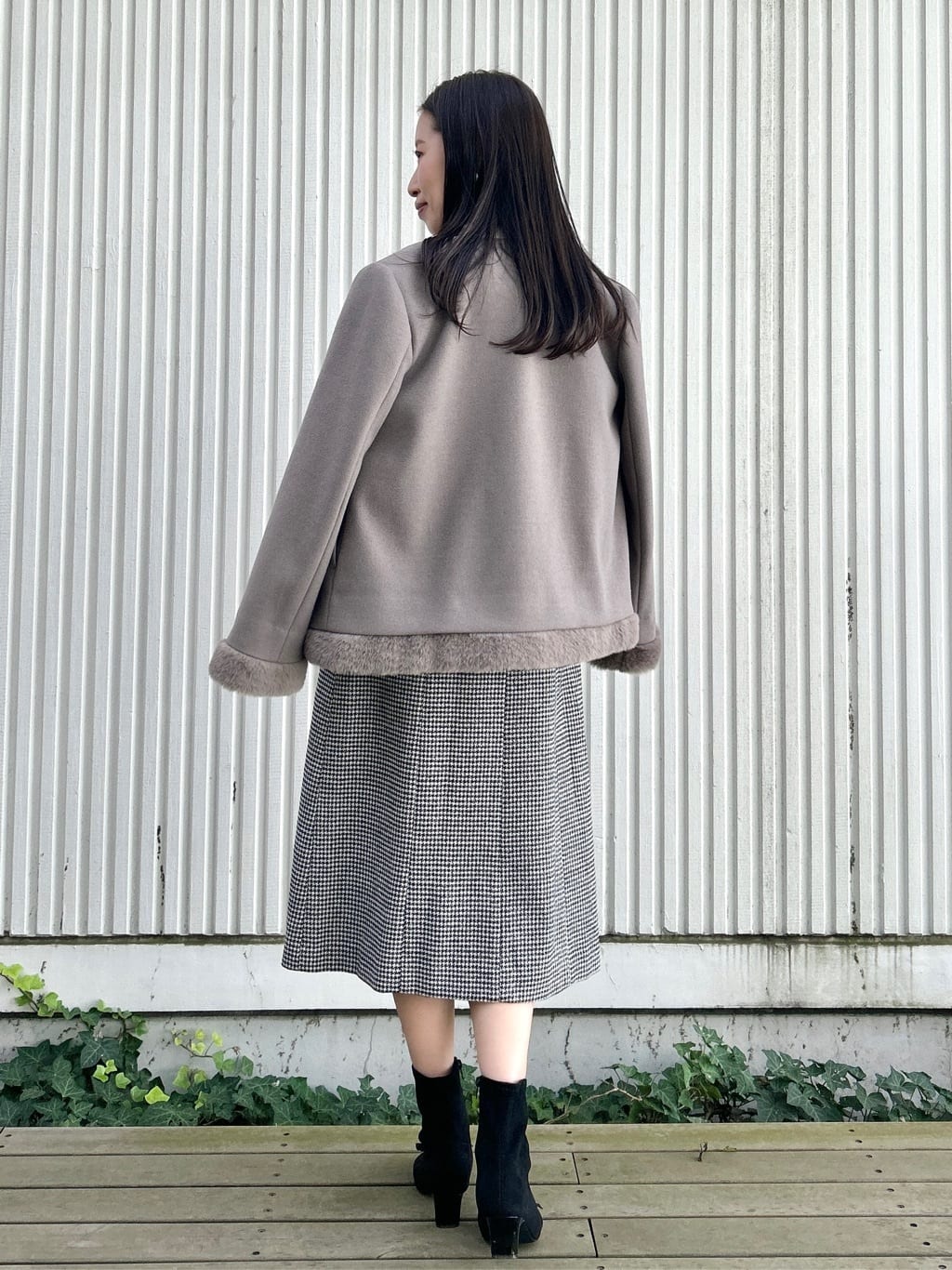 teiさんの「Couture brooch｜【ゆるふわ・通勤】リッシュアンゴラ バックパール調ニット」を使ったコーディネート