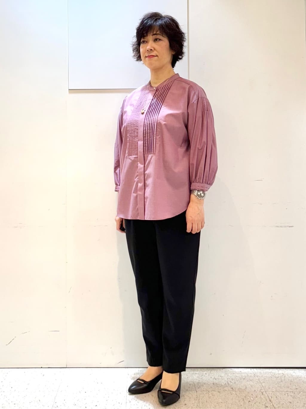 ヤスコさんの「Reflect｜【程よいゆとり感／体型カバー】ピンタックデザインシャンブレーブラウス」を使ったコーディネート