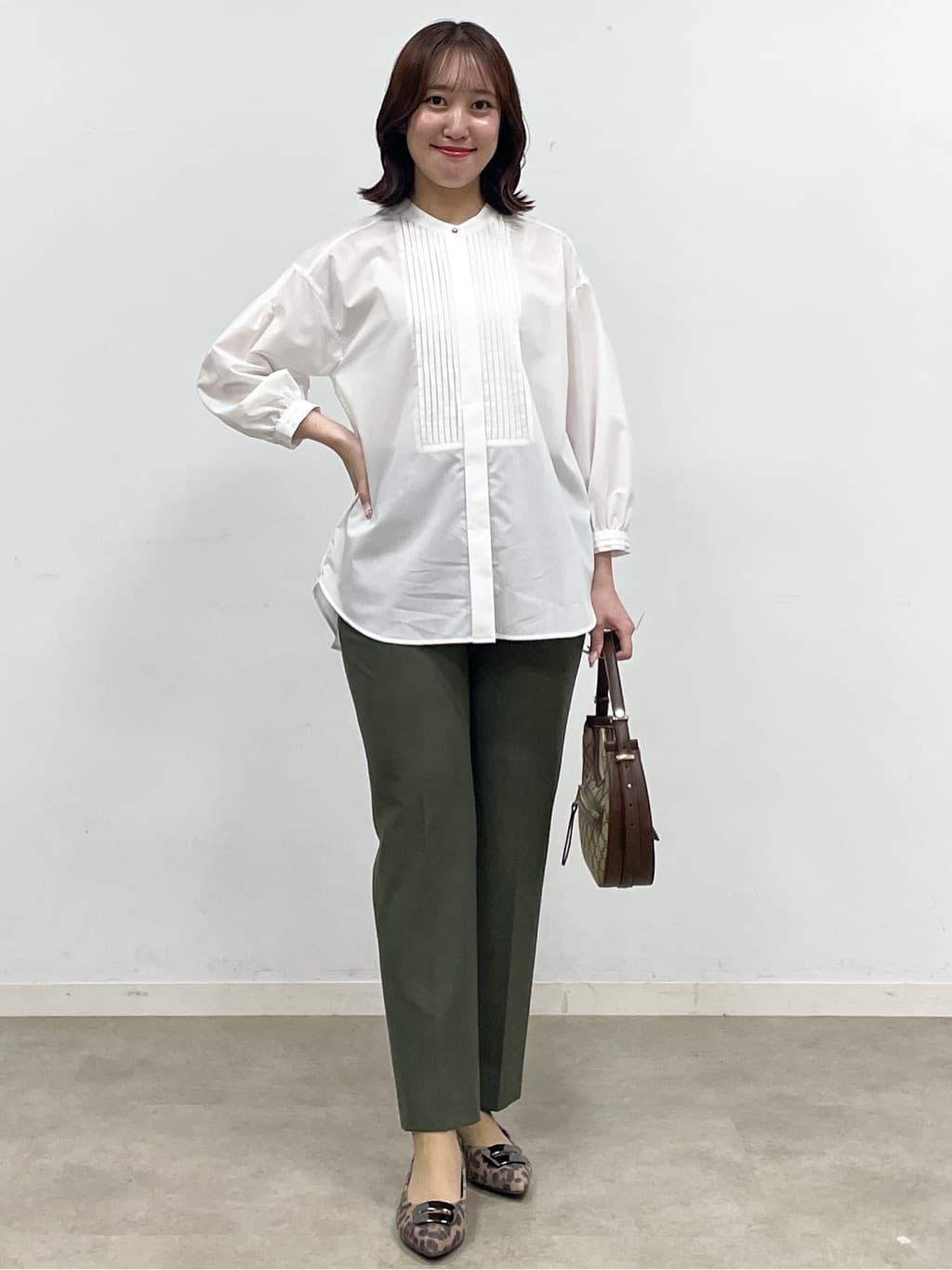 yukariさんの「Reflect｜【程よいゆとり感／体型カバー】ピンタックデザインシャンブレーブラウス」を使ったコーディネート