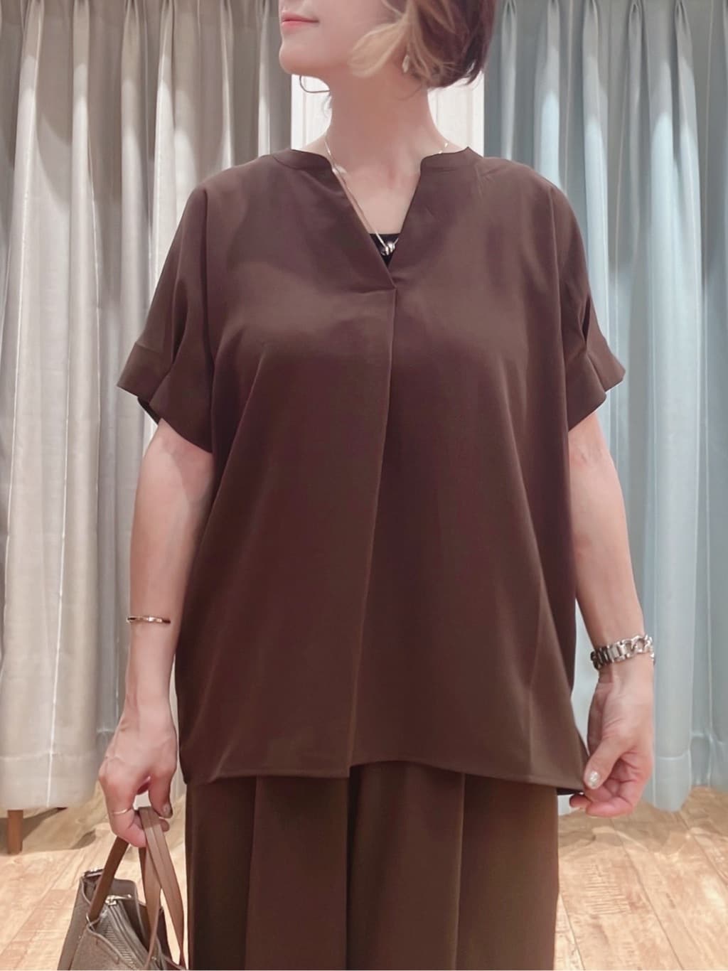 aaamiさんの「SHOO･LA･RUE｜【S-LL/セットアップ可/ひんやり】きちんと見えで上品 お袖タック スキッパーブラウス」を使ったコーディネート