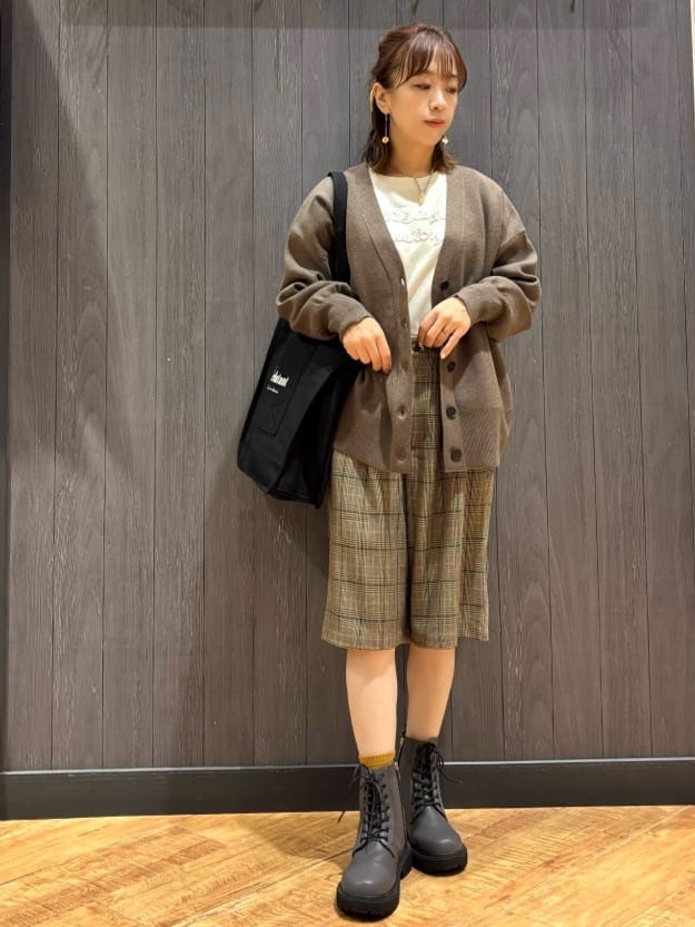meiさんの「SHOO･LA･RUE｜【洗える/毛玉レス】表面がきれいなVネックカーディガン」を使ったコーディネート