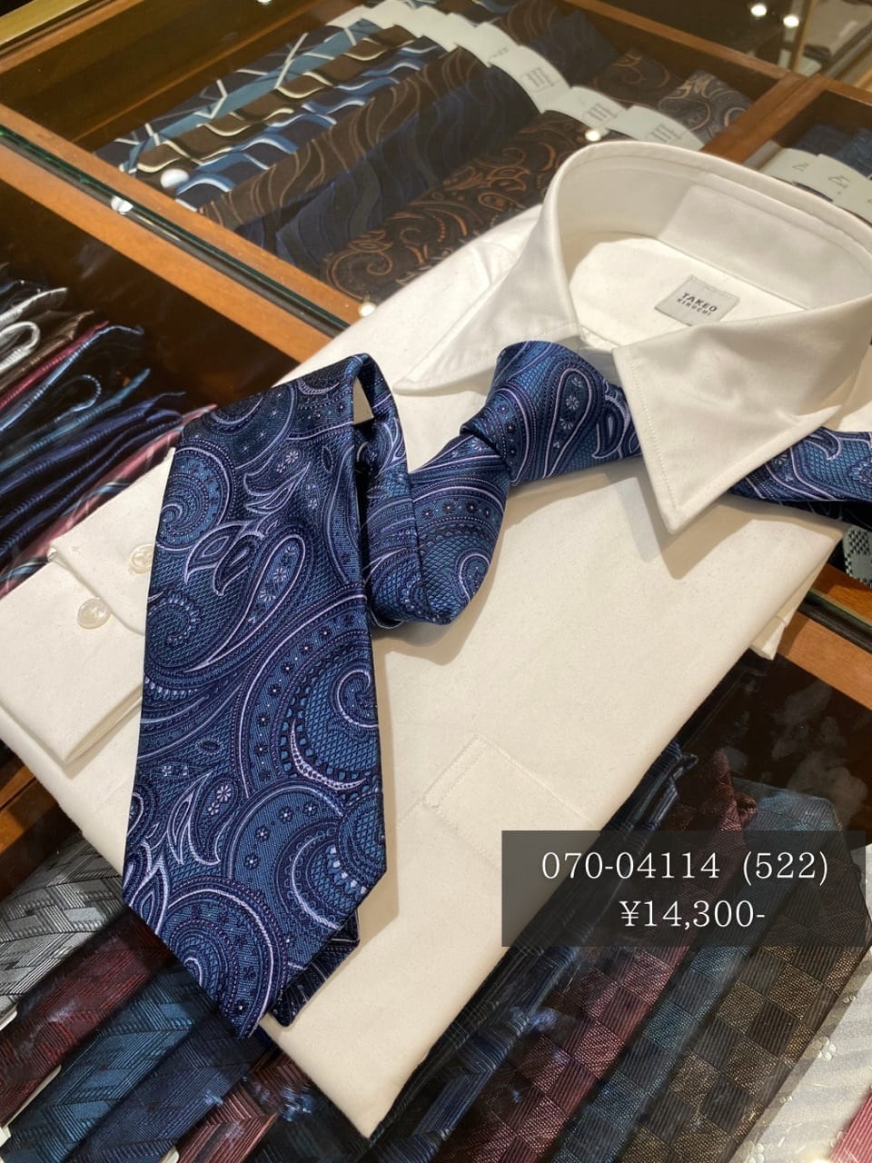 小南大和さんの「TAKEO KIKUCHI｜【Made in JAPAN】矢絣（やがすり）シルクネクタイ」を使ったコーディネート