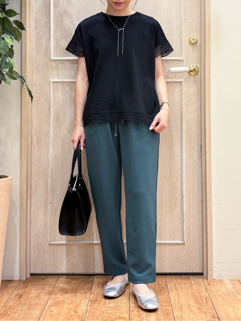 なみさんの「SHOO･LA･RUE｜【S-LL/ひんやり】インせず決まる 楽してきれいなレース付きトップス」を使ったコーディネート