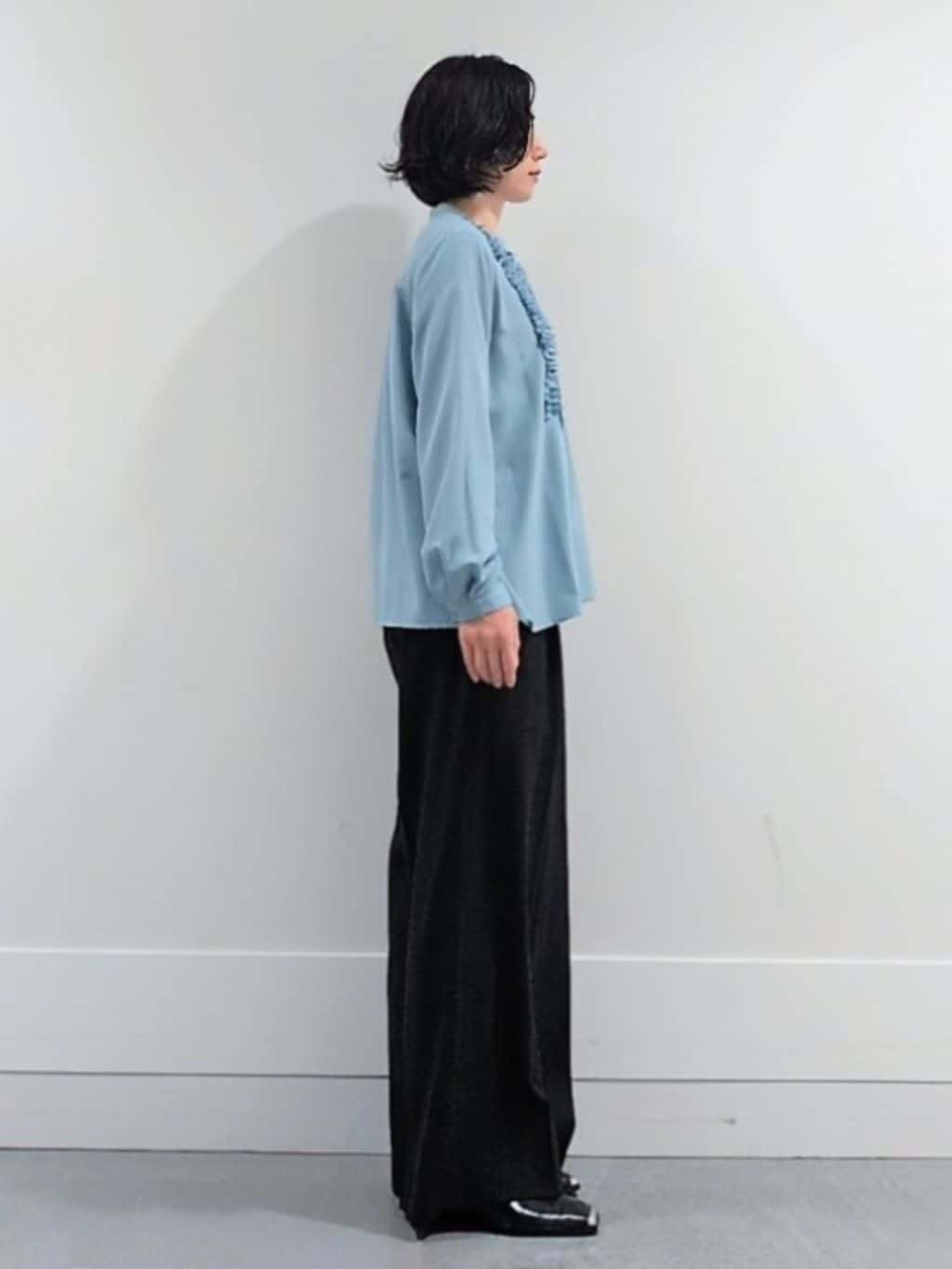 ミズタさんの「UNTITLED｜【1枚で着映え/オンオフ着回し】フリルサテンブラウス」を使ったコーディネート