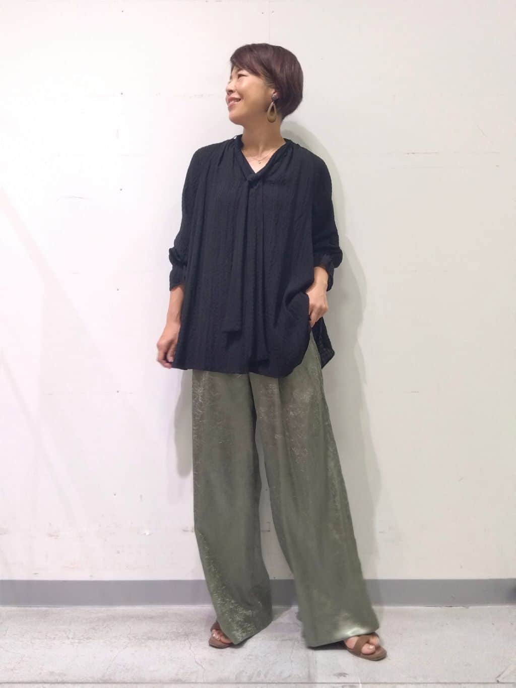 Kさんの「INDIVI｜【洗える／シャーリング素材】ボリューム袖エアリーブラウス」を使ったコーディネート