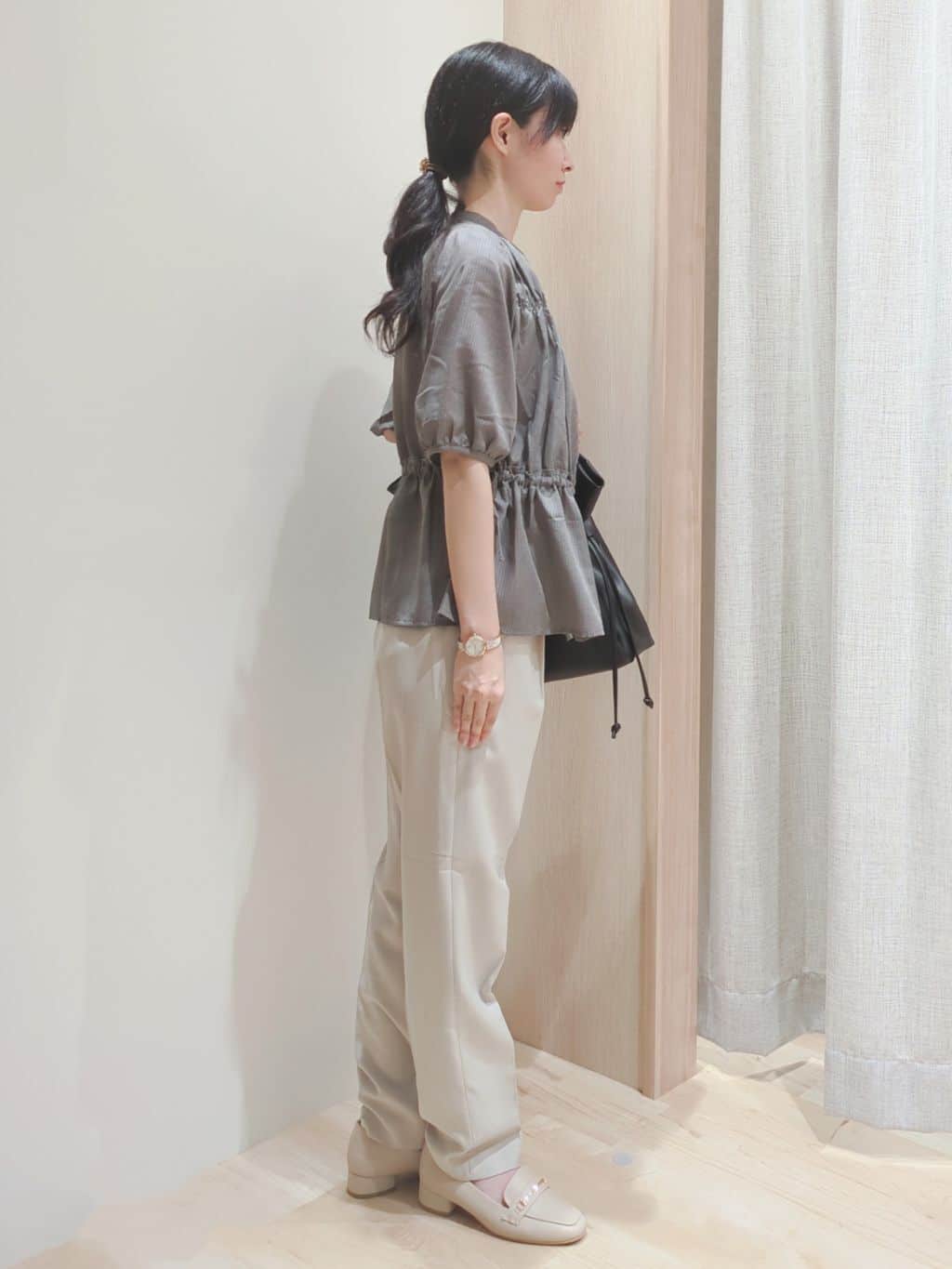 Yuiさんの「grove｜【二の腕/体型カバー】メリハリシルエットが叶うシャーリングブラウス」を使ったコーディネート