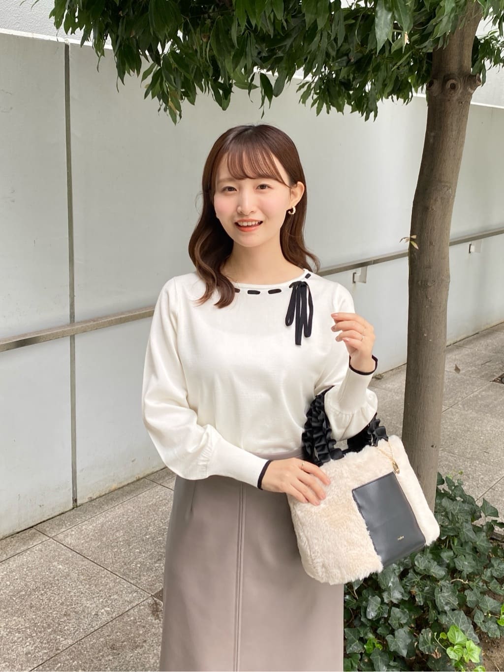 みさかさんの「index｜レザー調ストレッチAラインロングスカート【洗える】」を使ったコーディネート