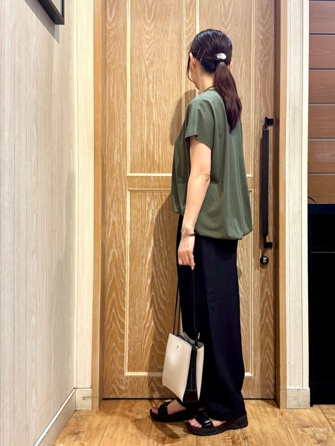 KAORIさんの「SHOO･LA･RUE｜【セットアップ可】さらりと軽やか 麻調ゆるカーブパンツ」を使ったコーディネート