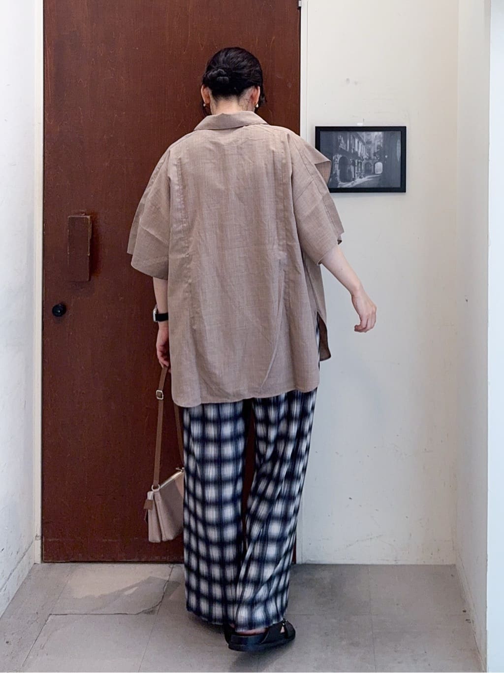 𝐇𝐢𝐫𝐨𝐦𝐢さんの「SHOO･LA･RUE｜【洗える/S-LL】大きめのフリルが印象的 デザインブラウス」を使ったコーディネート