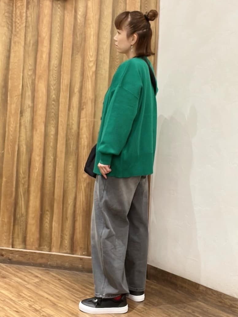 AiAiさんの「SHOO･LA･RUE｜【洗える/毛玉レス】表面がきれいなVネックカーディガン」を使ったコーディネート