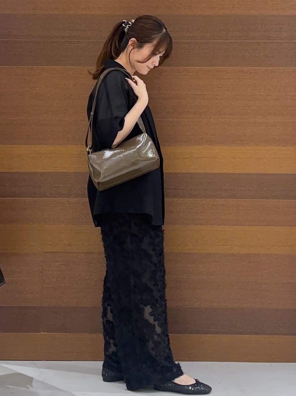 まみさんの「OPAQUE.CLIP｜スパンコール刺繍ロゴTシャツ【洗濯機洗い可／接触冷感／UVケア】」を使ったコーディネート