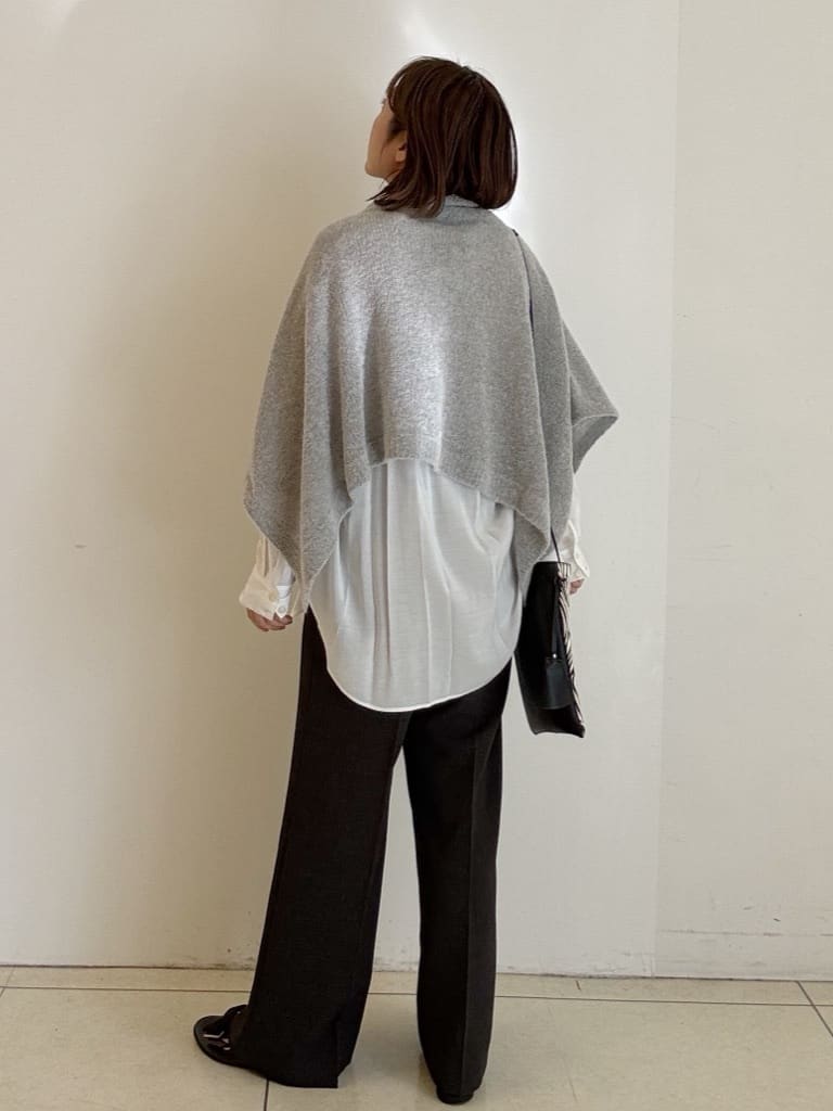 yoshiyaさんの「INDIVI｜【洗える／セットアップ可能】凹凸ストレッチ素材ストレートパンツ」を使ったコーディネート