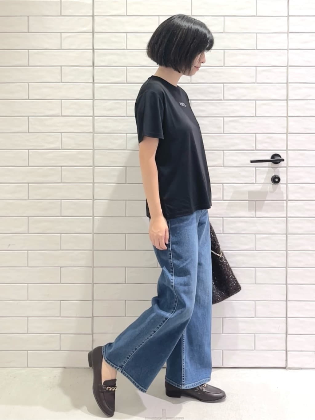 しおりさんの「OPAQUE.CLIP｜メタリック刺繍ロゴTシャツ【接触冷感／洗濯機洗い可】」を使ったコーディネート