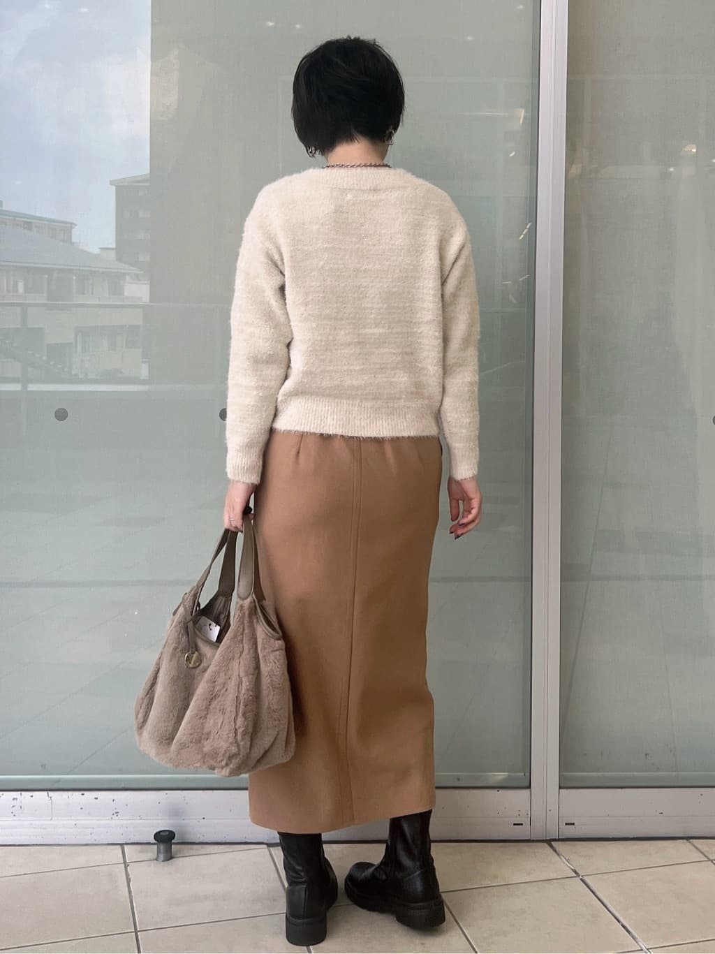 yo-koさんの「OPAQUE.CLIP｜スパンコールフェザーVネックニット【洗濯機OK】」を使ったコーディネート
