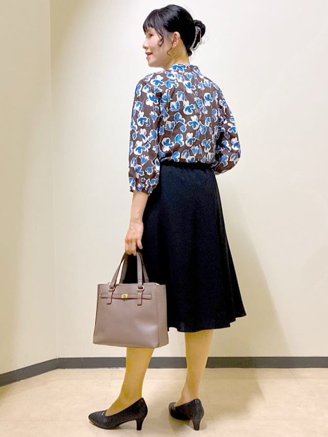  beni_gingerさんの「Reflect｜【ジャケットのインナーにおすすめ◎】花柄タックデザインブブラウス」を使ったコーディネート