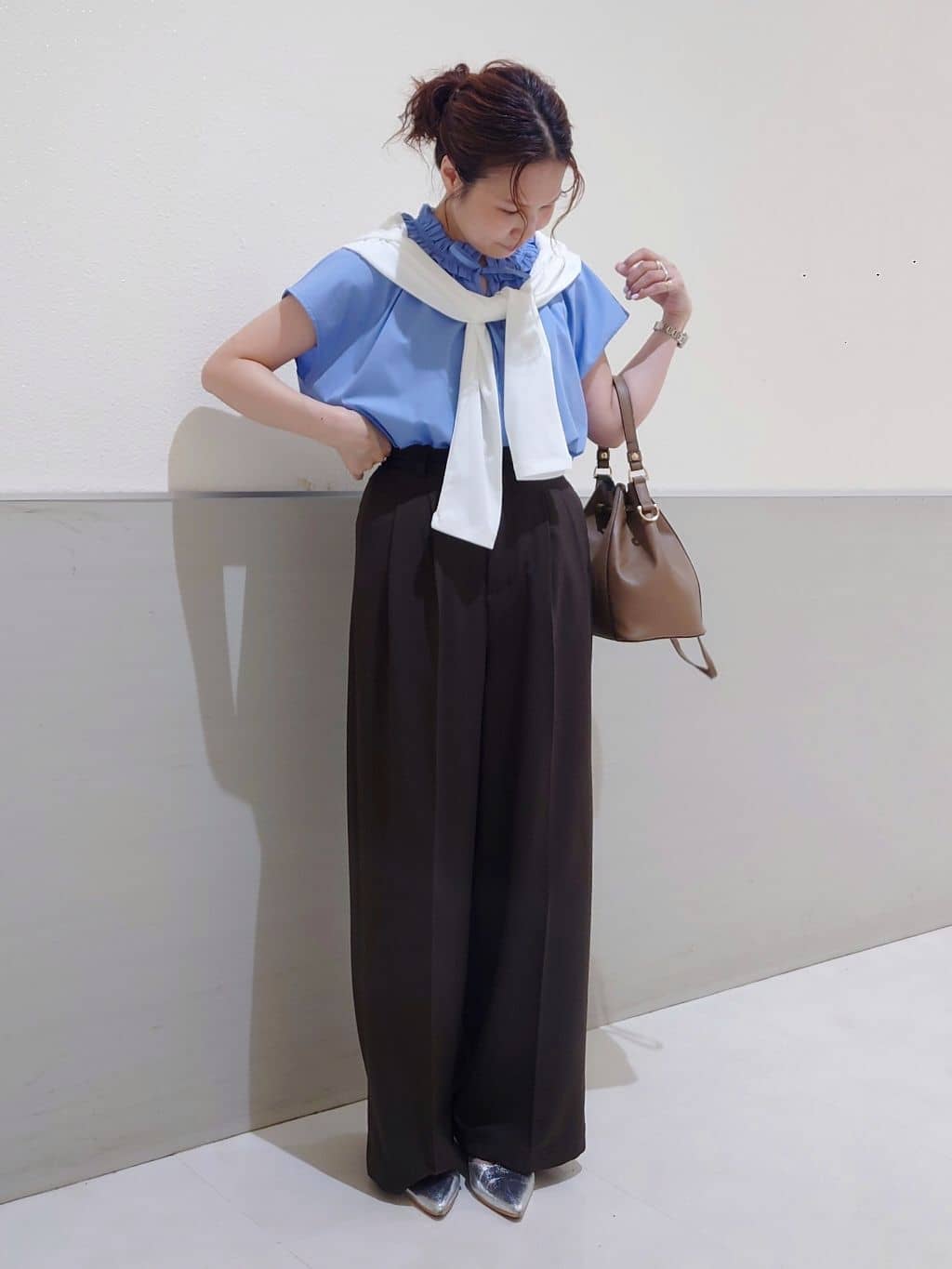 maruさんの「THE SHOP TK｜【きれいめもカジュアルもお任せ】2タックワイドパンツ【セットアップ可】」を使ったコーディネート