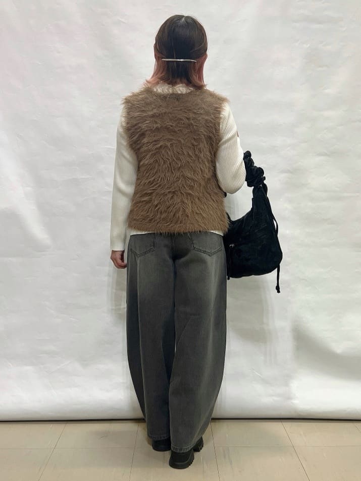 YUIさんの「SHOO･LA･RUE｜【高レビュー/2点セット】着るだけでコーデが決まる フェザーニットベスト&times;リブニット」を使ったコーディネート