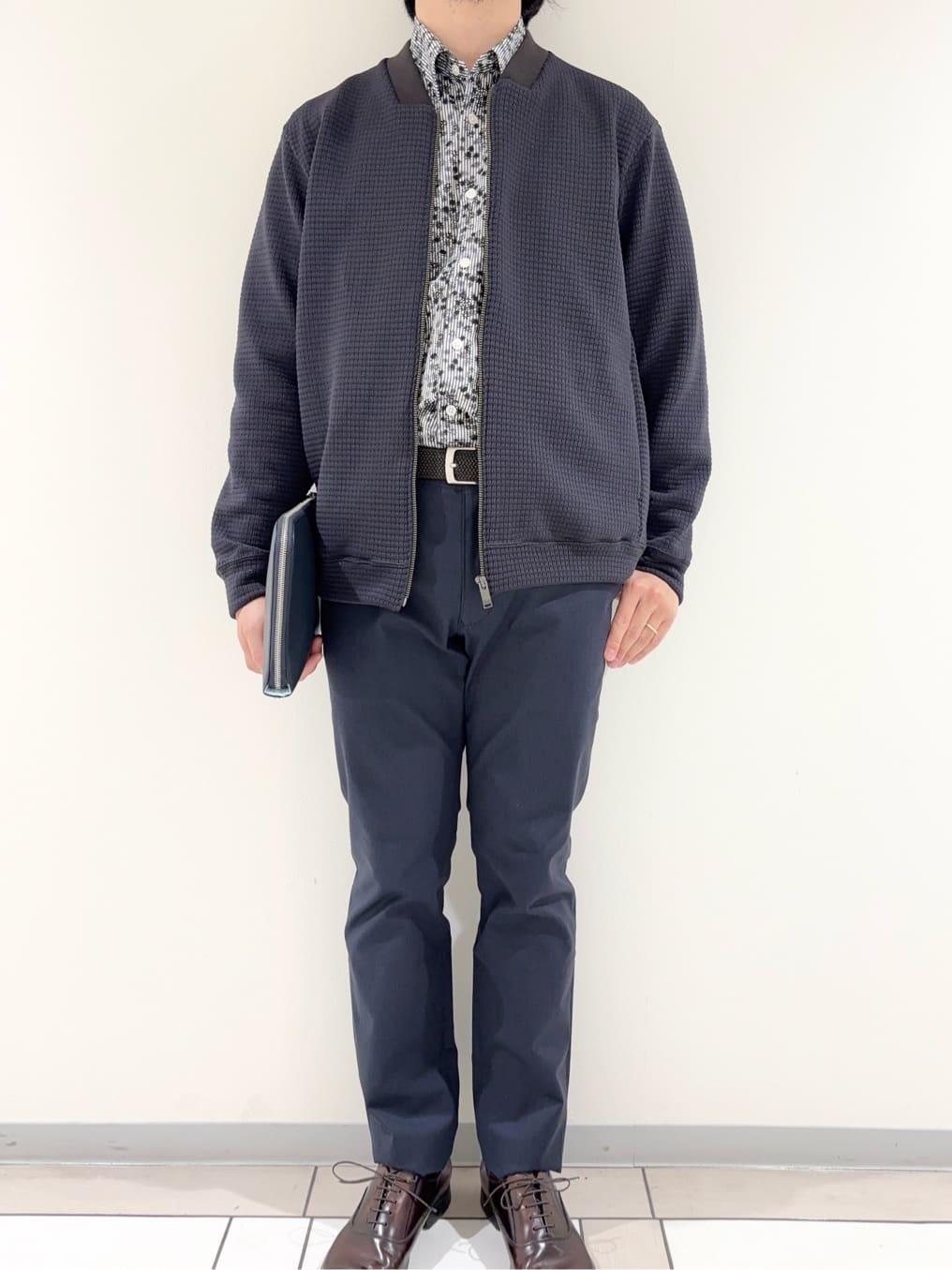 及川さんの「TAKEO KIKUCHI｜ストライプ小花 長袖シャツ」を使ったコーディネート
