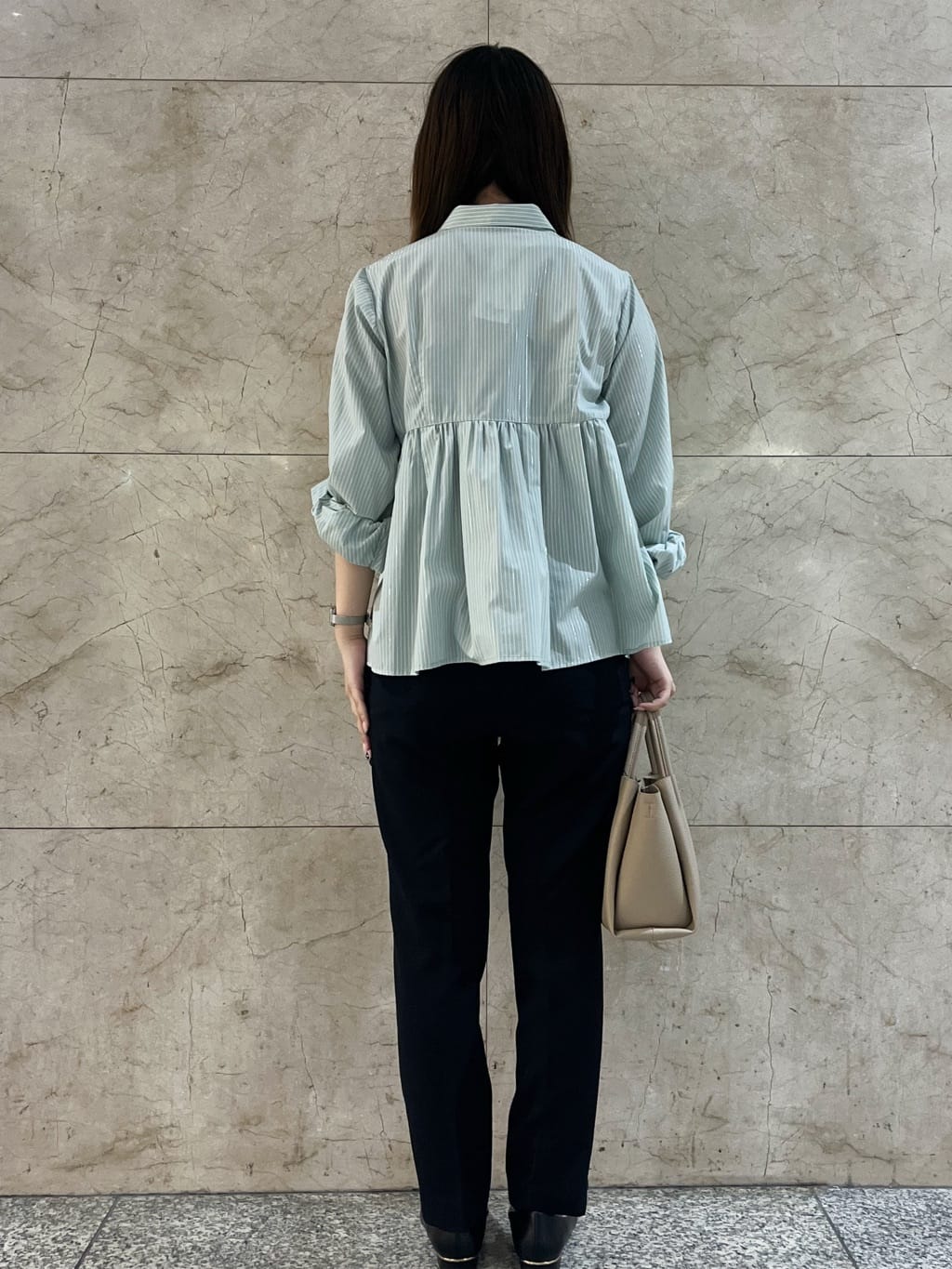 まひるさんの「index｜【抗菌防臭加工／生活防水】メタルパーツVフラットパンプス」を使ったコーディネート