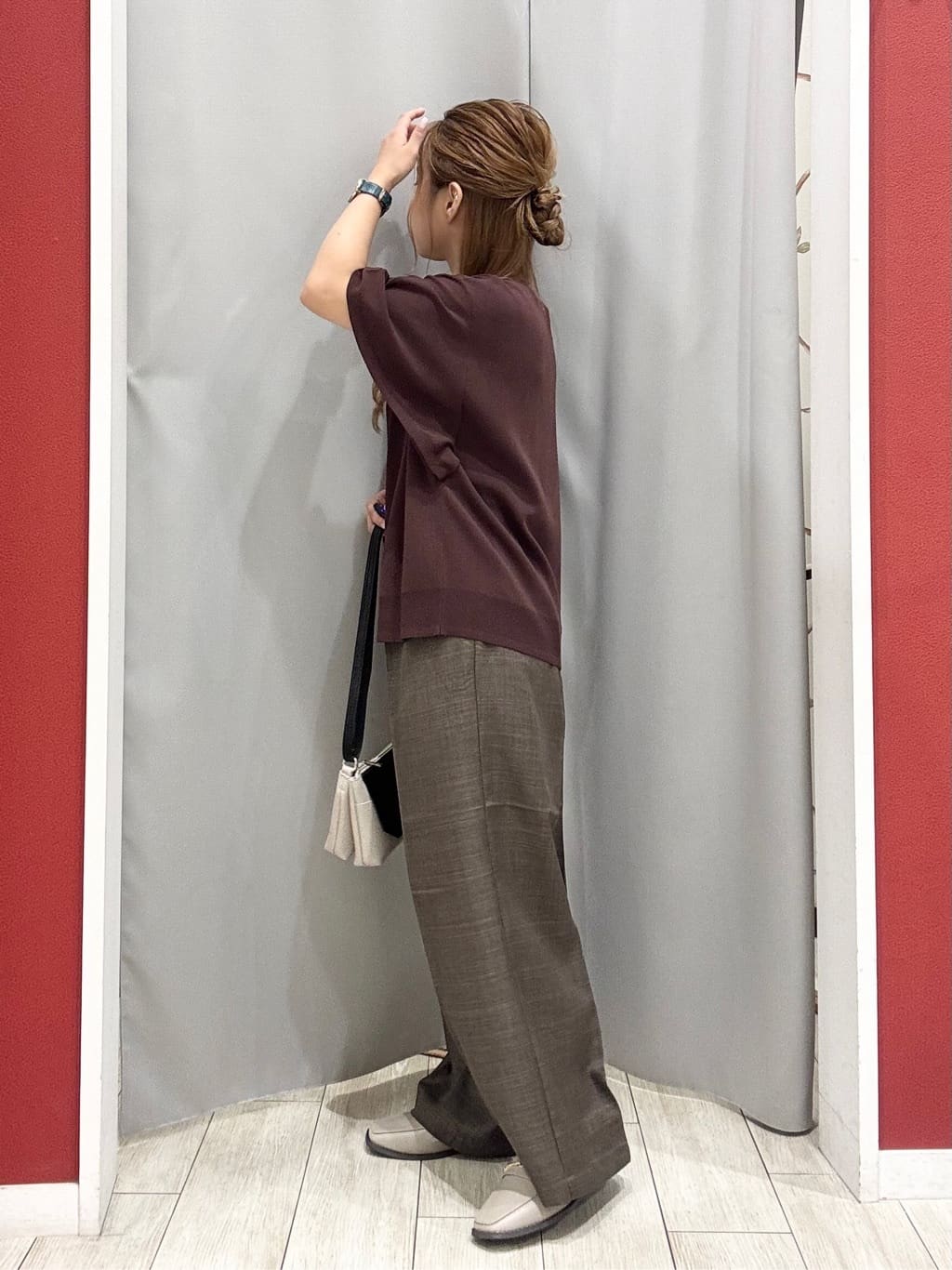 shioさんの「SHOO･LA･RUE｜【S-LL/洗濯後しわになりにくい】ゴールドパーツできれい見え 麻調タックワイドパンツ」を使ったコーディネート