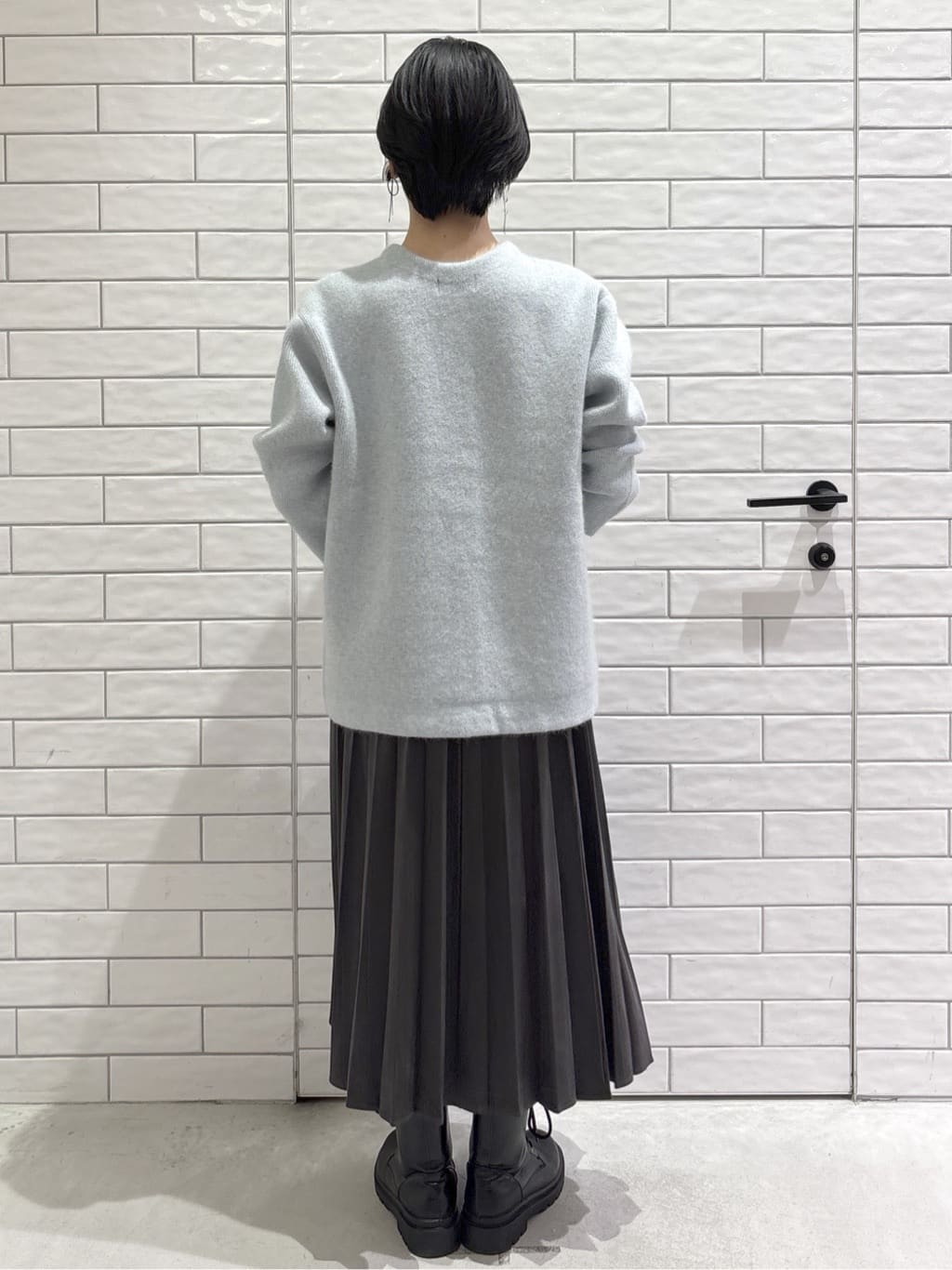 ayumiさんの「OPAQUE.CLIP｜フェイクスウェードプリーツスカート【静電気防止加工／洗濯機OK】」を使ったコーディネート