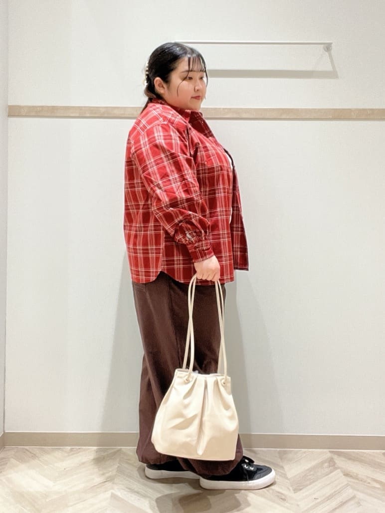 ゆめさんの「SHOO･LA･RUE｜【着丈選べる】オーバーサイズのチェックシャツ」を使ったコーディネート