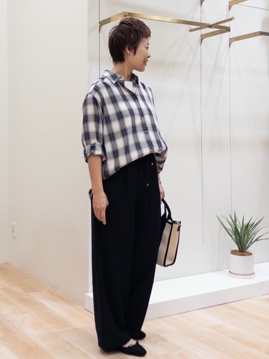 シュウコさんの「grove｜今の季節にちょうどいい　オンブレーチェックシャツ」を使ったコーディネート