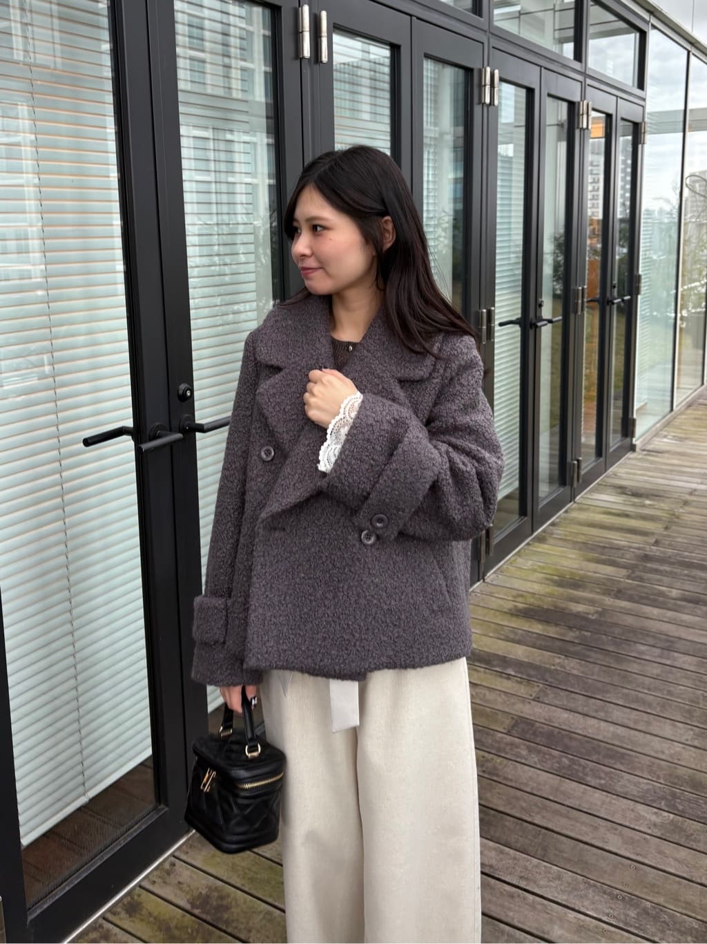 AOIさんの「Couture brooch｜【S-LL/無地・チェック柄】プードルボア ショートコート」を使ったコーディネート