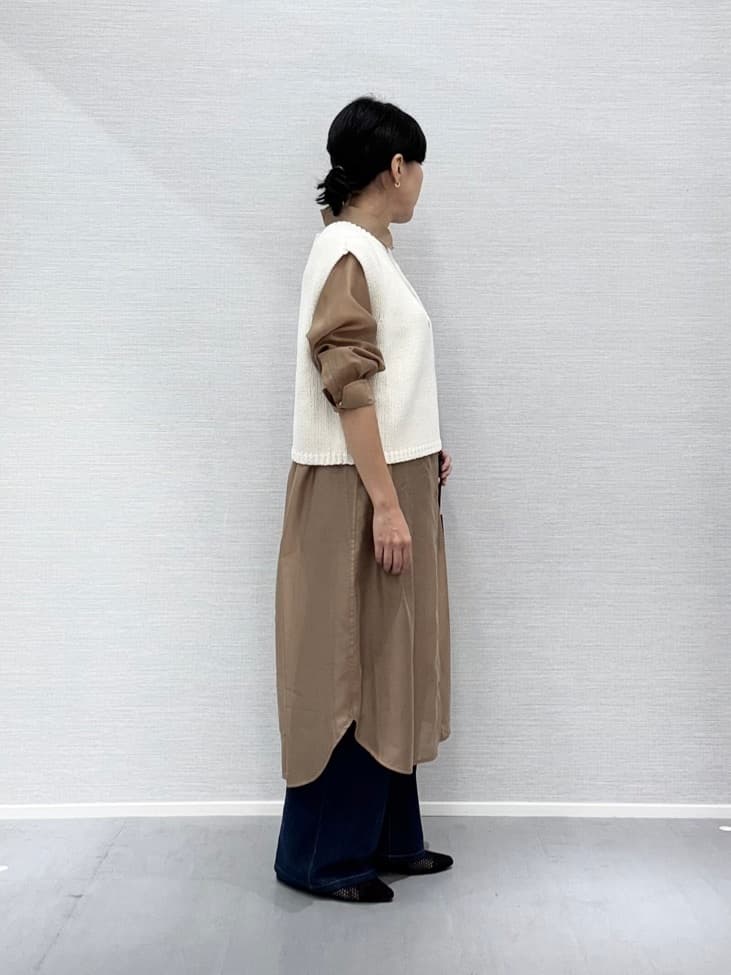 Yukoさんの「UNTITLED｜【ニットと重ね着に/前開きボタン】シアーロングシャツ」を使ったコーディネート