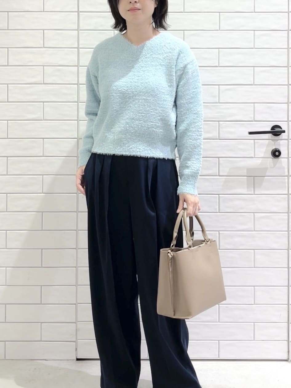 しおりさんの「OPAQUE.CLIP｜スパンコールフェザーVネックニット【洗濯機OK】」を使ったコーディネート