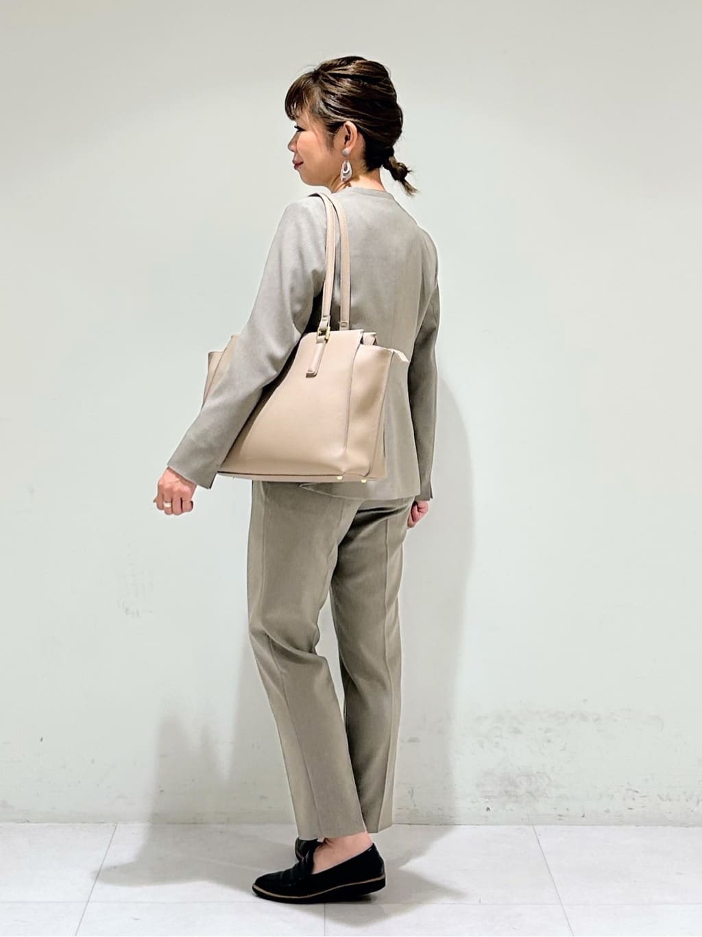 tsuyuさんの「INDIVI｜【通勤／イージーケア】Vネック ジョーゼットブラウス」を使ったコーディネート