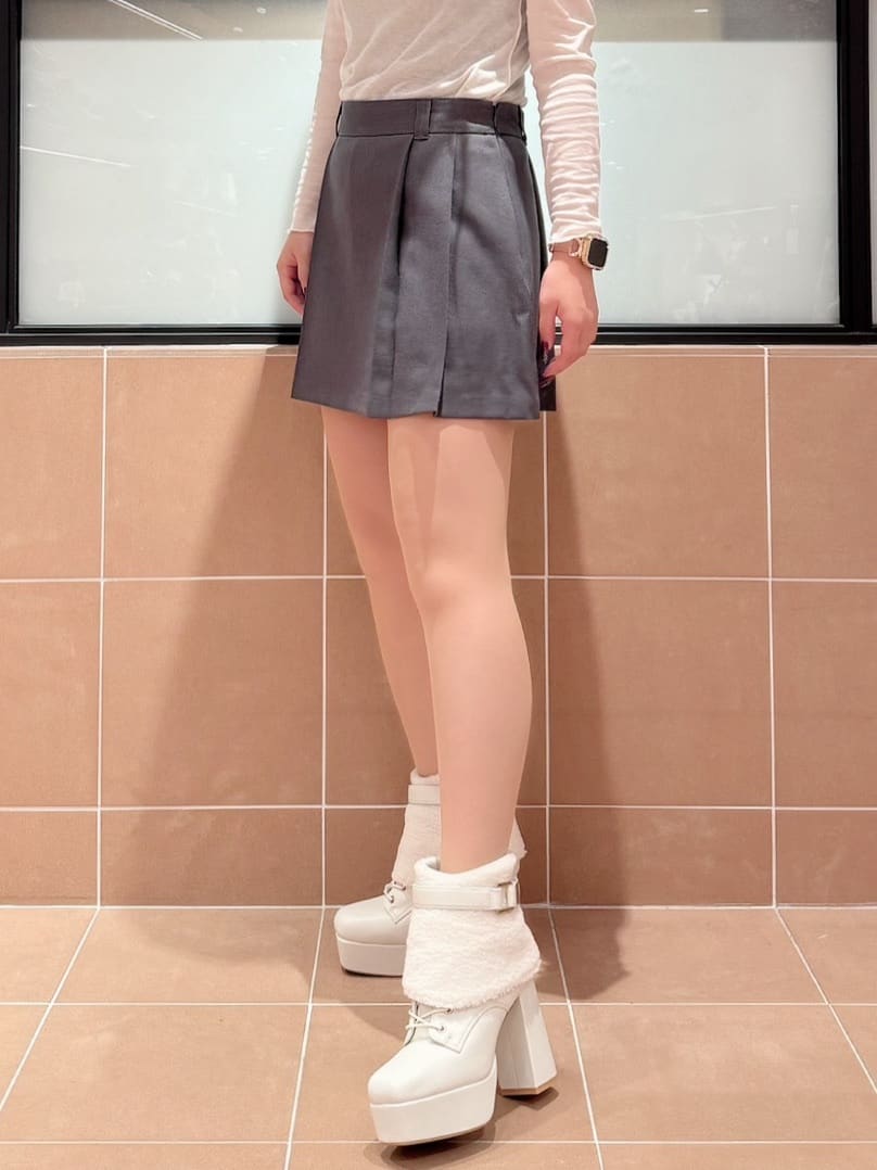 すみれさんの「ESPERANZA｜【ラク盛り／ショートブーツ】リピーター続出／脚長美脚 3WAYボアレースアップショートブーツ」を使ったコーディネート