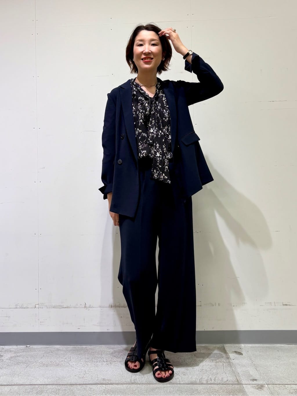 yuriさんの「INDIVI｜【モノトーン小花柄／シャーリング素材】ボリューム袖エアリーブラウス」を使ったコーディネート