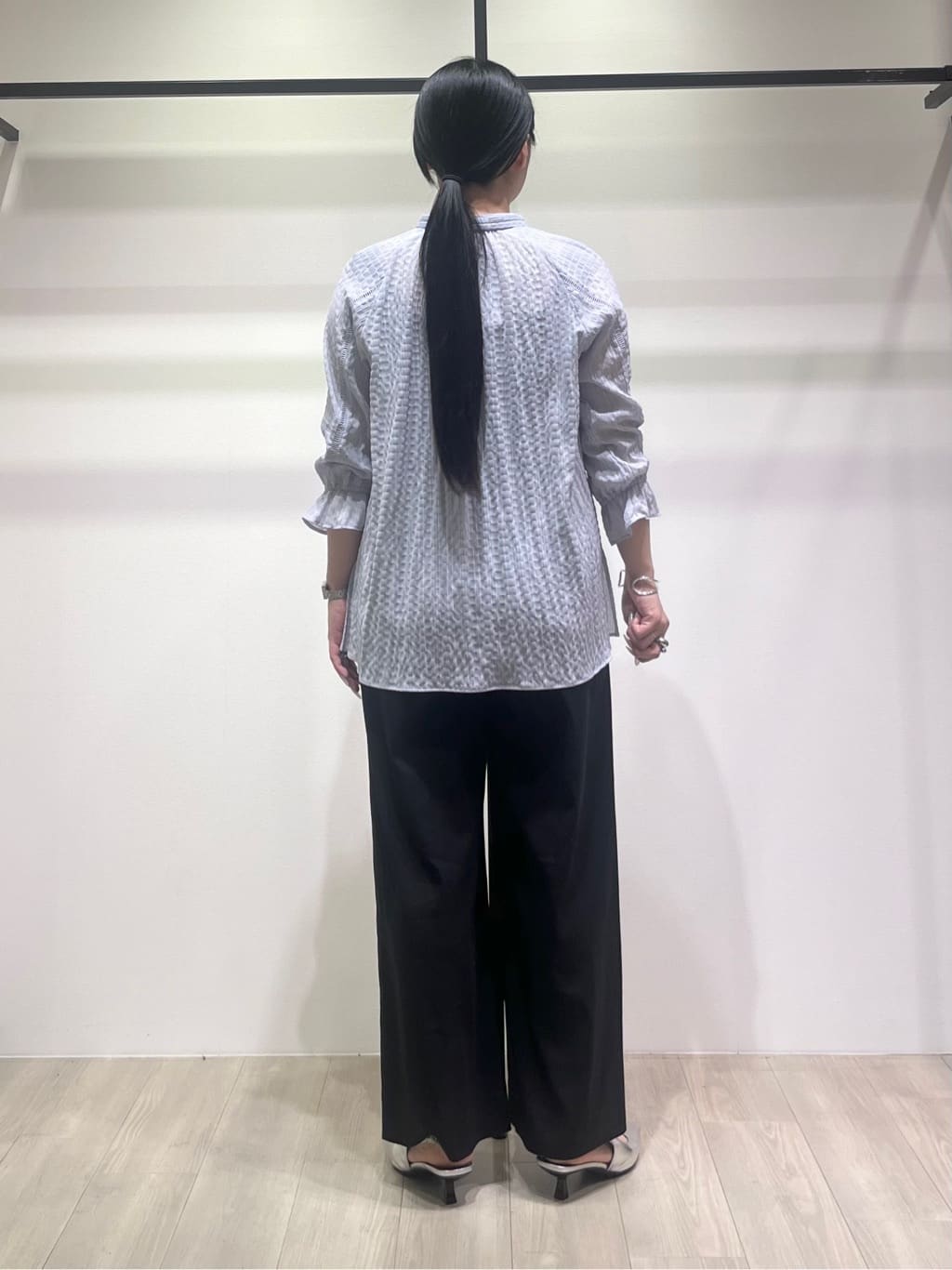 hasuさんの「INDIVI｜【洗える／シャーリング素材】ボリューム袖エアリーブラウス」を使ったコーディネート