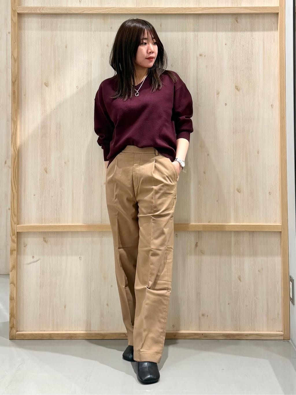 nanaさんの「THE SHOP TK｜【すっきりシルエットが叶う】大人のためのVネックニット/毛玉になりにくい/静電気防止/洗濯機OK」を使ったコーディネート