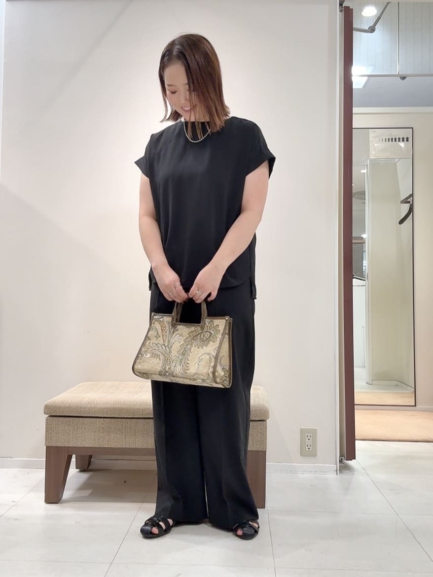 YUIさんの「UNTITLED｜【セットアップ可/はっ水/通勤】リラククール 半袖ブラウス」を使ったコーディネート