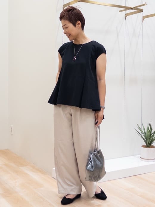 シュウコさんの「grove｜すっきり見え　ペプラムフレンチスリーブカットソー」を使ったコーディネート
