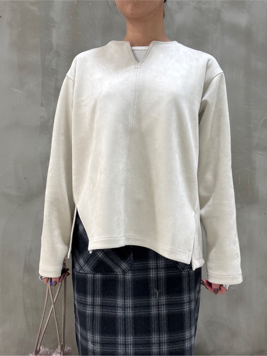 minaさんの「grove｜スエード調キーネックプルオーバー」を使ったコーディネート