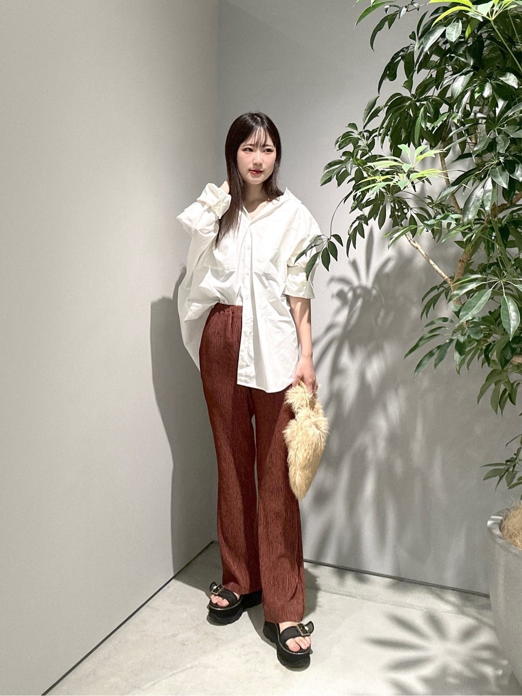 Renoさんの「INDIVI｜ベロアフレアパンツ」を使ったコーディネート