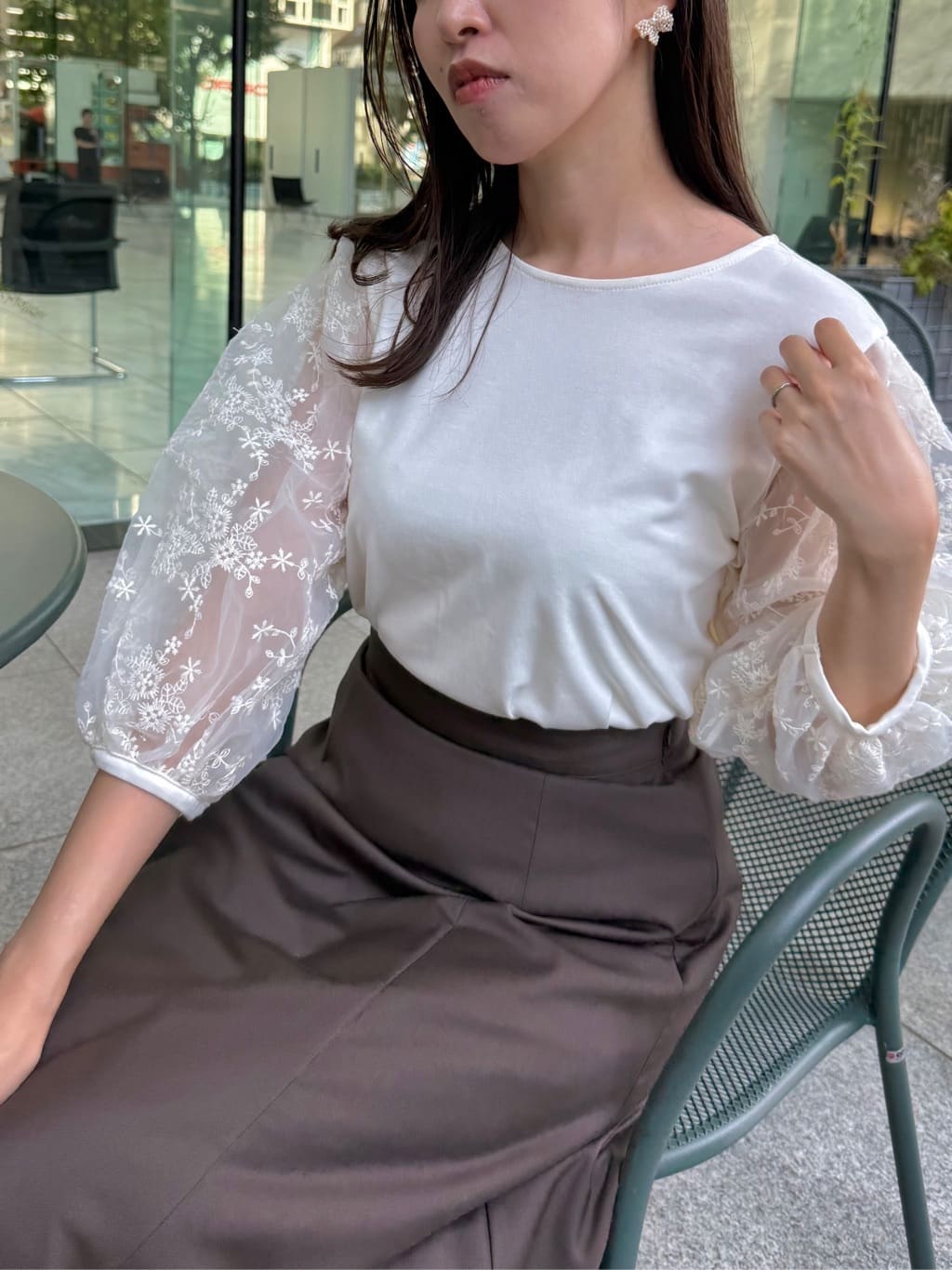 teiさんの「Couture brooch｜【接触冷感・UVカット・マシンウォッシャブル】袖レースドッキングカットソー」を使ったコーディネート
