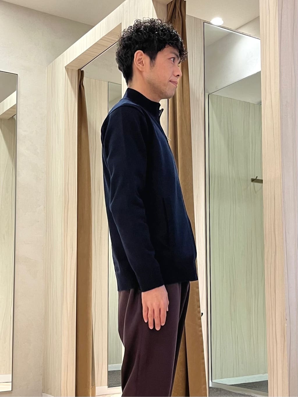 URAさんの「TAKEO KIKUCHI｜アンチピリング ジップアップ ニット」を使ったコーディネート