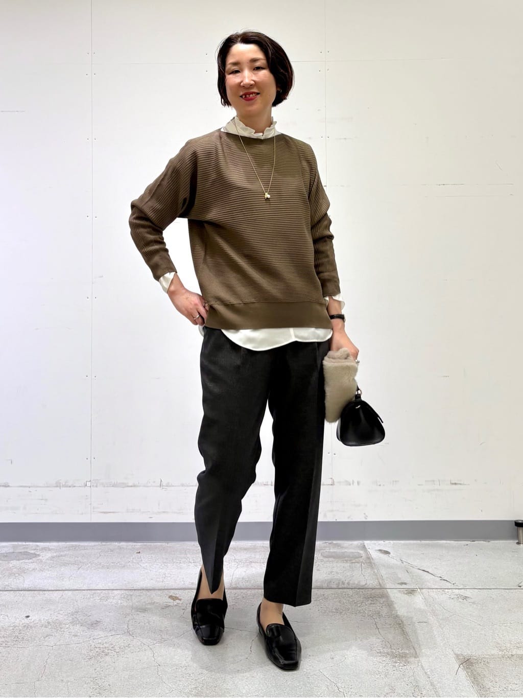 yuriさんの「INDIVI｜【洗える／通勤／スーツ】メランジストレッチ テーパードパンツ」を使ったコーディネート