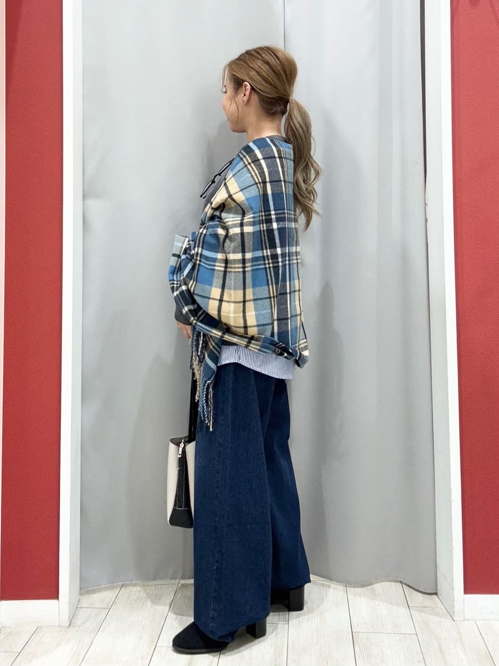 shioさんの「SHOO･LA･RUE｜【高レビュー/S-LL】脚のラインを拾いにくい デニムワイドパンツ」を使ったコーディネート